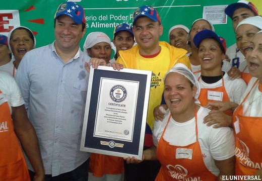 Το μεγαλύτερο Χριστουγεννιάτικο έδεσμα του κόσμου: Ενα εκλεκτό τσουρέκι 20 μέτρων [εικόνες & βίντεο] | iefimerida.gr 4