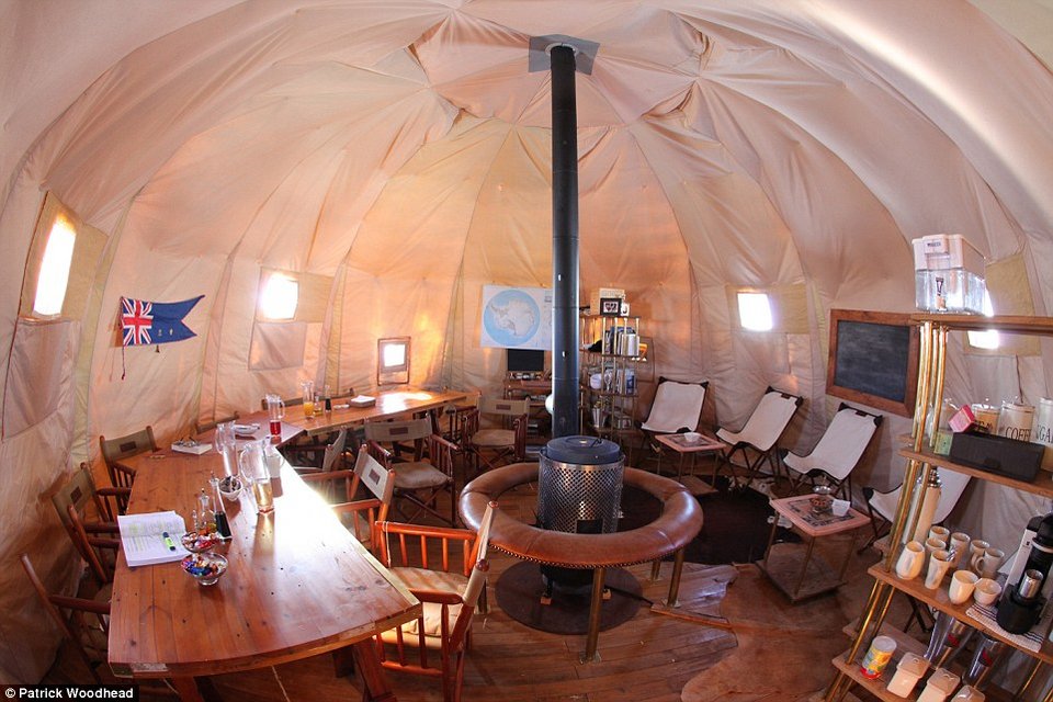 Το «σαφάρι» των κροίσων: Μένουν σε ιγκλού και πίνουν σαμπάνιες δίπλα στους πιγκουίνους της Ανταρκτικής [εικόνες] | iefimerida.gr 12