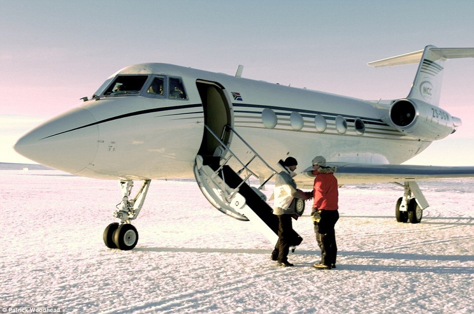 Το «σαφάρι» των κροίσων: Μένουν σε ιγκλού και πίνουν σαμπάνιες δίπλα στους πιγκουίνους της Ανταρκτικής [εικόνες] | iefimerida.gr 8