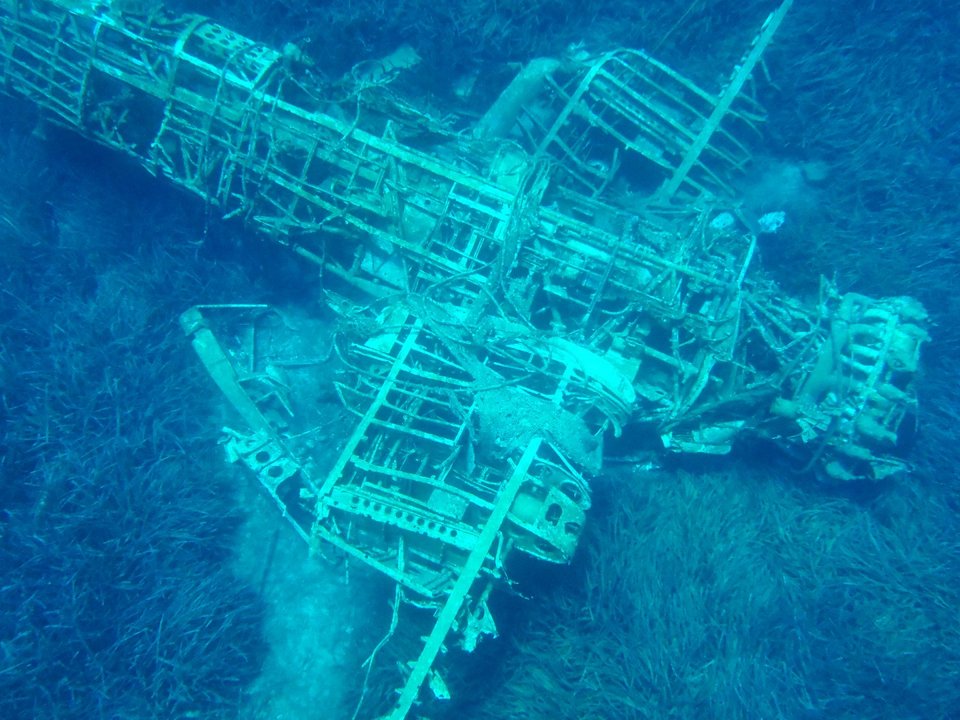 Μαγεία στα νερά της Ηρακλειάς -Το βυθισμένο γερμανικό υδροπλάνο που τρελαίνει τους τουρίστες [εικόνες & βίντεο] | iefimerida.gr 3