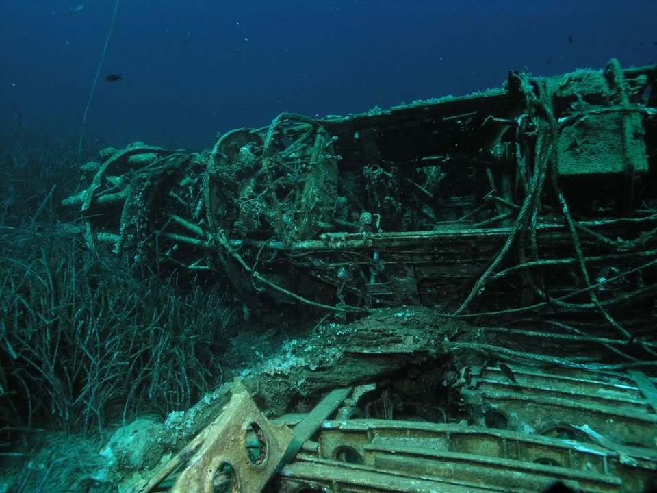 Μαγεία στα νερά της Ηρακλειάς -Το βυθισμένο γερμανικό υδροπλάνο που τρελαίνει τους τουρίστες [εικόνες & βίντεο] | iefimerida.gr 0