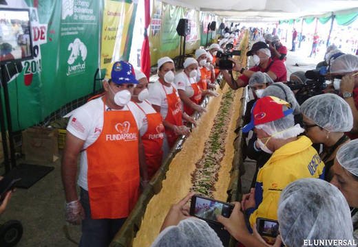 Το μεγαλύτερο Χριστουγεννιάτικο έδεσμα του κόσμου: Ενα εκλεκτό τσουρέκι 20 μέτρων [εικόνες & βίντεο] | iefimerida.gr 5