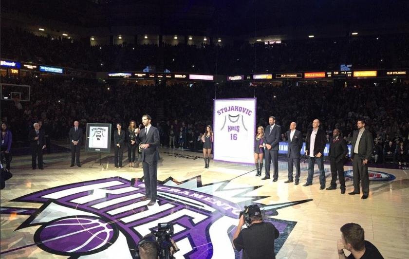 Μεγάλη τιμή για τον Πέτζα Στογιάκοβιτς – Η φανέλα του στον «ουρανό» του γηπέδου των Σακραμέντο Κινγκς [εικόνες & βίντεο] | iefimerida.gr 0