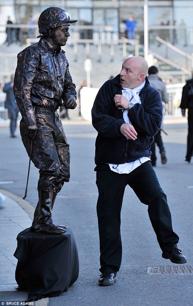  Η ζωή-κόλαση των μίμων που κάνουν τα ζωντανά αγάλματα -Σπρώξιμο, κουτσουλιές, ξύλο και ζώα που τους περνούν για... στύλους [εικόνες] | iefimerida.gr 0