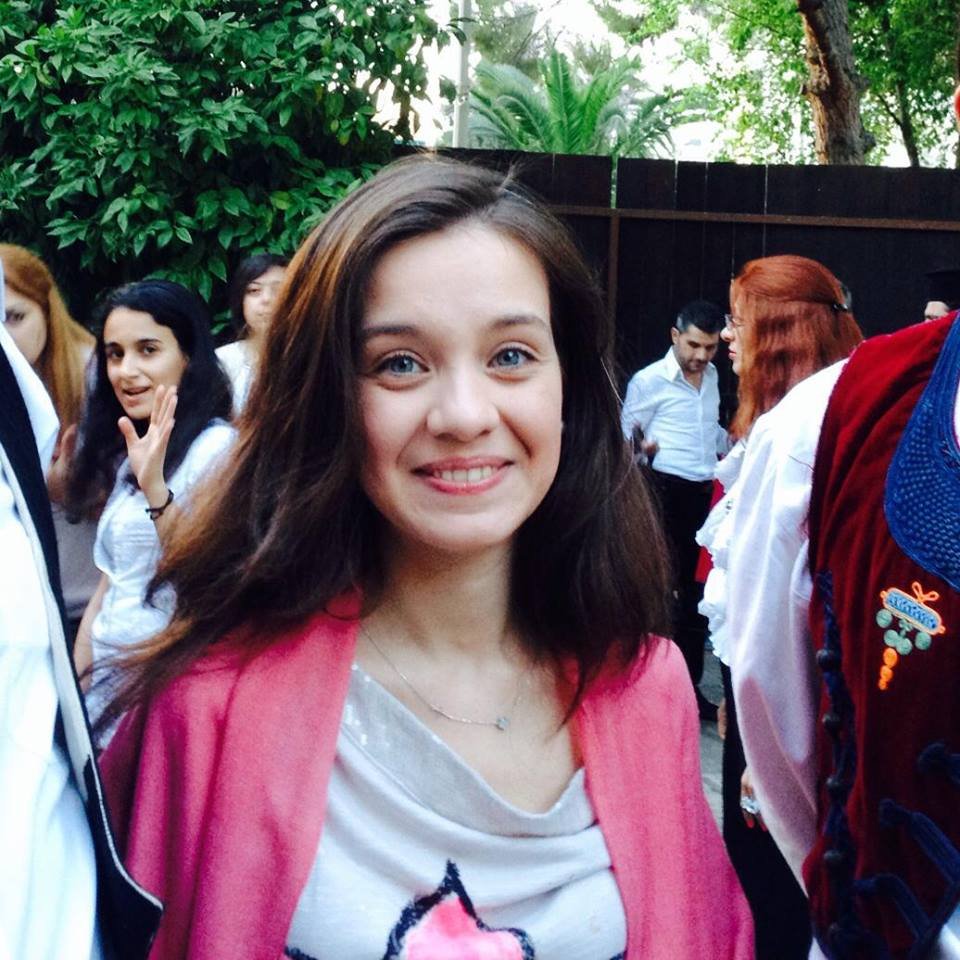 Ετσι είναι σήμερα η Αρετή Κετιμέ -Η μικρή που γνωρίσαμε στο πλάι του Νταλάρα έγινε μια εντυπωσιακή νεαρή [εικόνες] | iefimerida.gr 1