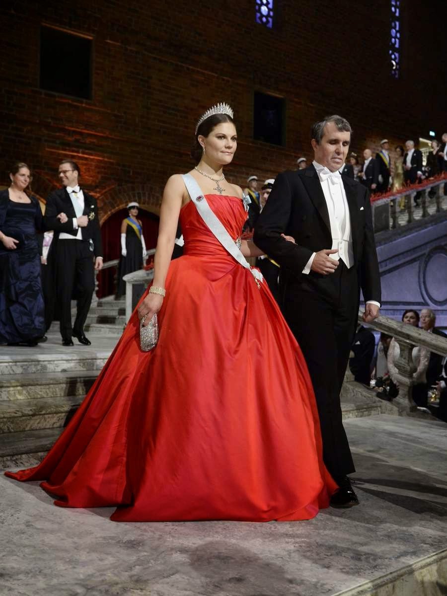 Η γκλαμουριά επισκίασε τους νικητές των Νόμπελ -Βασιλιάδες, φανταχτερά ρούχα, καβούρια και ορτανσίες [εικόνες] | iefimerida.gr 8