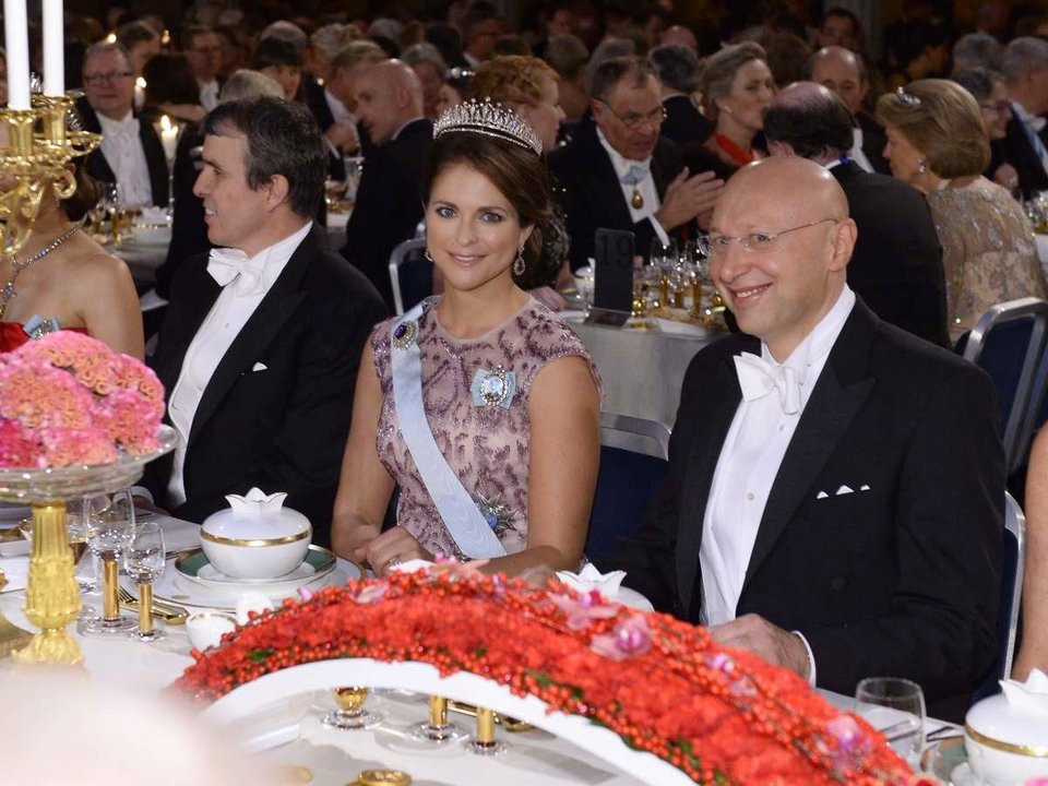 Η γκλαμουριά επισκίασε τους νικητές των Νόμπελ -Βασιλιάδες, φανταχτερά ρούχα, καβούρια και ορτανσίες [εικόνες] | iefimerida.gr 13