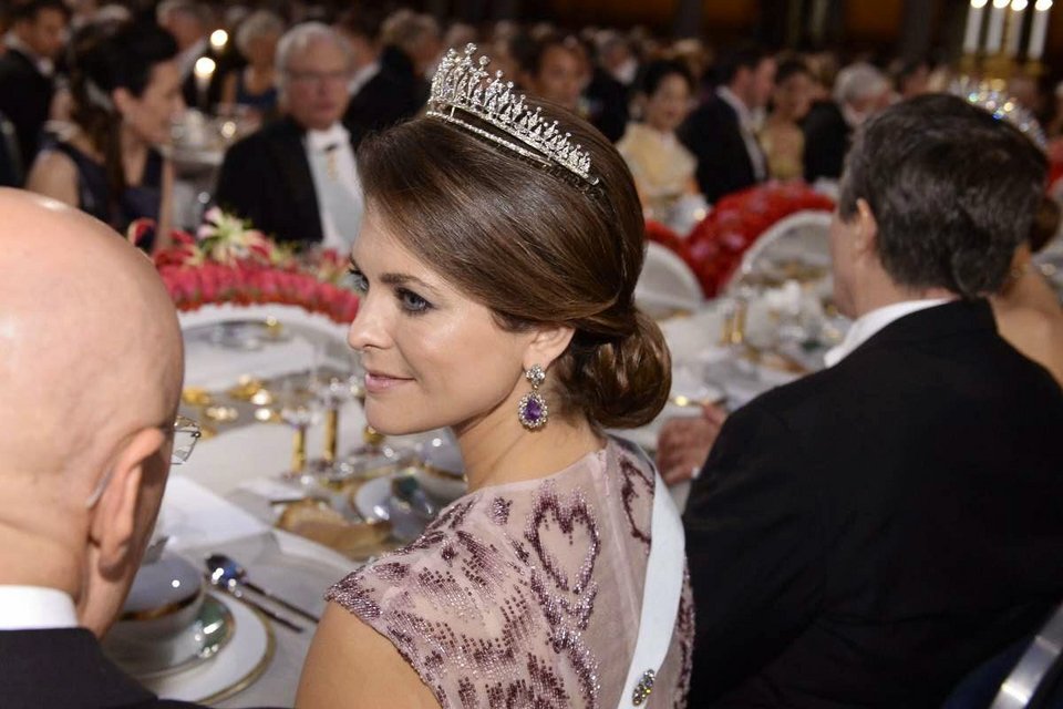 Η γκλαμουριά επισκίασε τους νικητές των Νόμπελ -Βασιλιάδες, φανταχτερά ρούχα, καβούρια και ορτανσίες [εικόνες] | iefimerida.gr 15