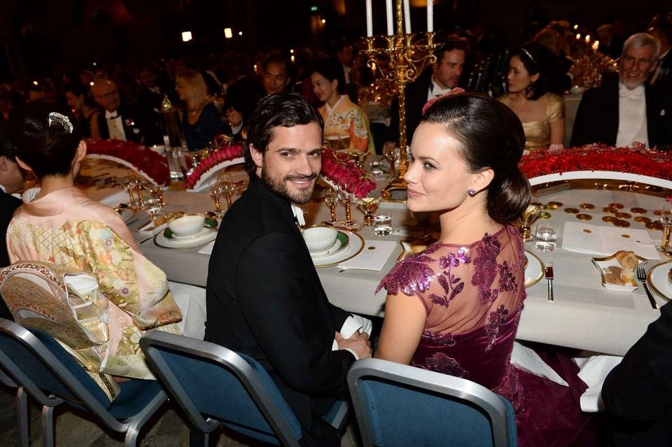 Η γκλαμουριά επισκίασε τους νικητές των Νόμπελ -Βασιλιάδες, φανταχτερά ρούχα, καβούρια και ορτανσίες [εικόνες] | iefimerida.gr 19