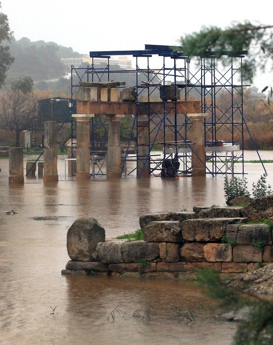 «Πνίγηκαν» Βραυρώνα-Λούτσα από την ισχυρή νεροποντή [εικόνες] | iefimerida.gr 2