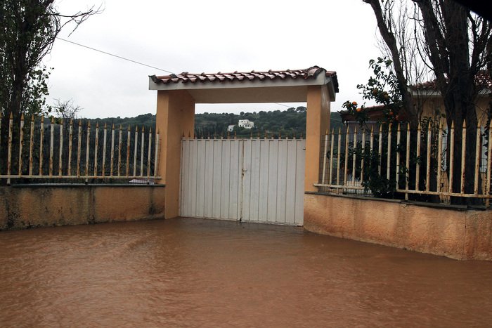 «Πνίγηκαν» Βραυρώνα-Λούτσα από την ισχυρή νεροποντή [εικόνες] | iefimerida.gr 5