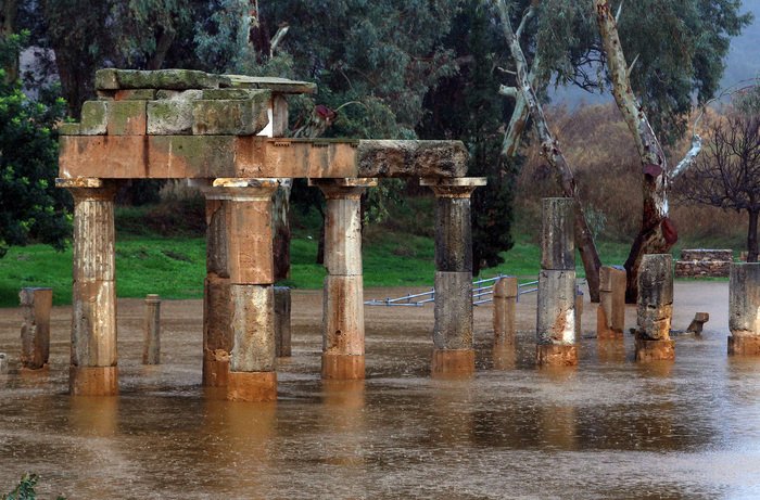 «Πνίγηκαν» Βραυρώνα-Λούτσα από την ισχυρή νεροποντή [εικόνες] | iefimerida.gr 0