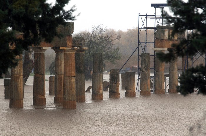 «Πνίγηκαν» Βραυρώνα-Λούτσα από την ισχυρή νεροποντή [εικόνες] | iefimerida.gr 1