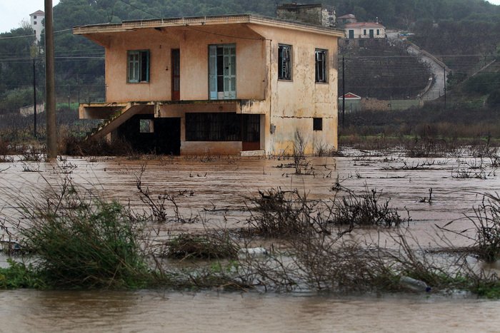 «Πνίγηκαν» Βραυρώνα-Λούτσα από την ισχυρή νεροποντή [εικόνες] | iefimerida.gr 3