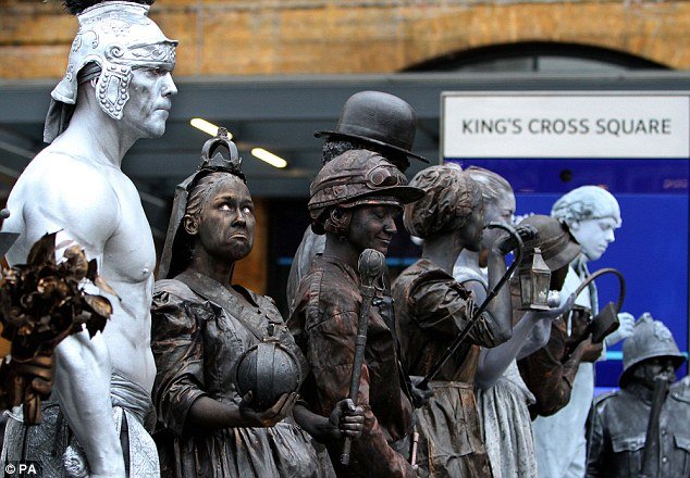  Η ζωή-κόλαση των μίμων που κάνουν τα ζωντανά αγάλματα -Σπρώξιμο, κουτσουλιές, ξύλο και ζώα που τους περνούν για... στύλους [εικόνες] | iefimerida.gr 4