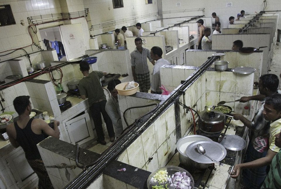 Η άλλη όψη του Ντουμπάι δεν είναι καθόλου φανταχτερή -Στα άδυτα του στρατοπέδου συγκέντρωσης των εργατών που χτίζουν τους ουρανοξύστες [εικόνες] | iefimerida.gr 0