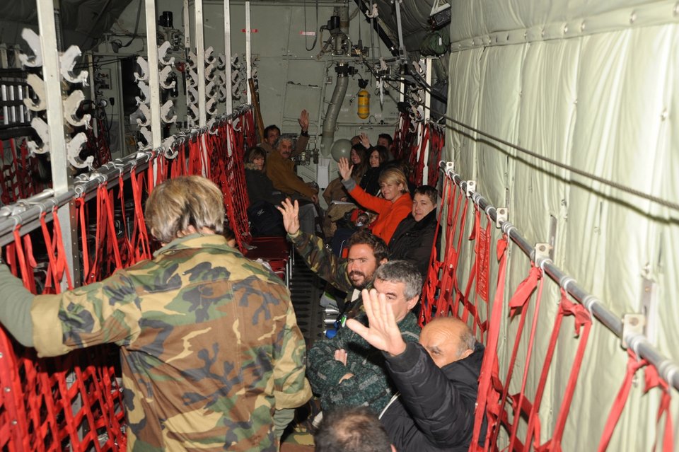 Στην Ελευσίνα το C-130 με 43 διασωθέντες του Norman Atlantic [εικόνες & βίντεο] | iefimerida.gr 2