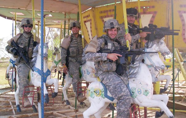 Οσα απίστευτα κάνουν οι στρατιώτες όταν δεν τους βλέπουν οι αξιωματικοί -Υπνος σε τουρμπίνες αεροπλάνων, μπάνιο σε φουσκωτές πισίνες [εικόνες] | iefimerida.gr 12