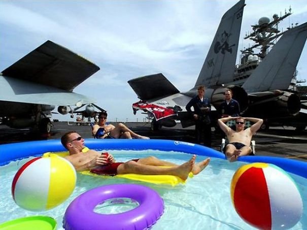 Οσα απίστευτα κάνουν οι στρατιώτες όταν δεν τους βλέπουν οι αξιωματικοί -Υπνος σε τουρμπίνες αεροπλάνων, μπάνιο σε φουσκωτές πισίνες [εικόνες] | iefimerida.gr 5