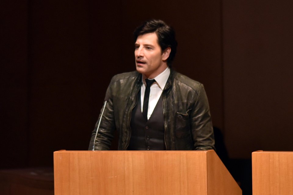 Ενταση και ο αποστομωτικός Σάκης Ρουβάς -Στα βραβεία Κάρολος Κουν | iefimerida.gr 1