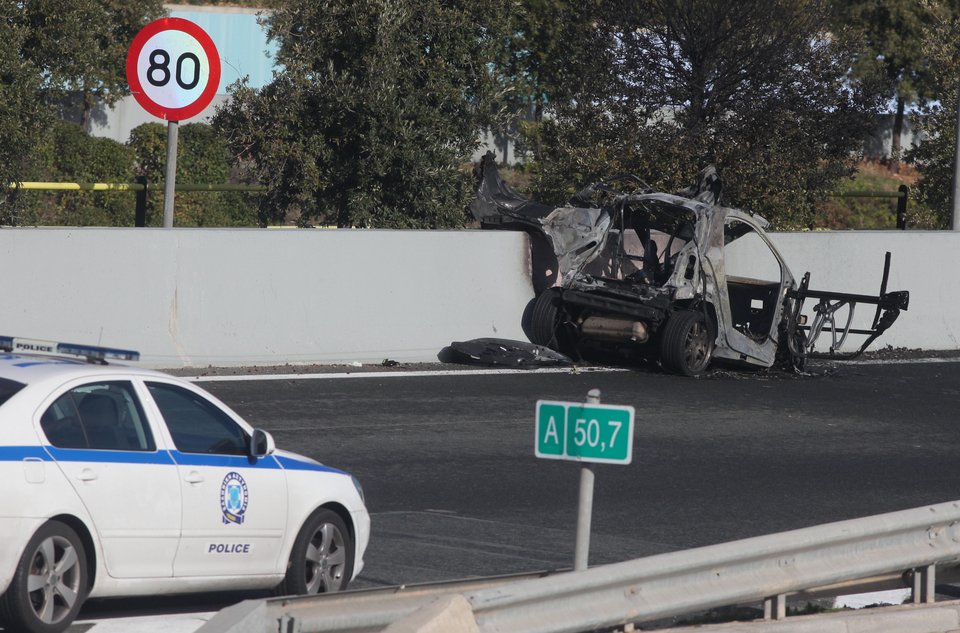 Νέα δεδομένα στο θρίλερ και με το Smart που ανατινάχτηκε εν κινήσει στην Αττική Οδό -Το είχαν παγιδεύσει με βόμβα τύπου «χελώνα» | iefimerida.gr 2