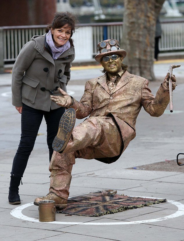  Η ζωή-κόλαση των μίμων που κάνουν τα ζωντανά αγάλματα -Σπρώξιμο, κουτσουλιές, ξύλο και ζώα που τους περνούν για... στύλους [εικόνες] | iefimerida.gr 2