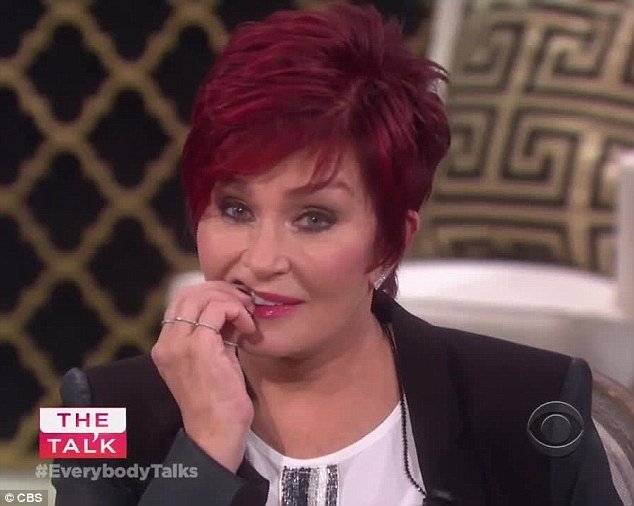 Συνέβη στον αέρα: Ξεκόλλησε μπροστινό δόντι παρουσιάστριας [εικόνες & βίντεο] | iefimerida.gr 1