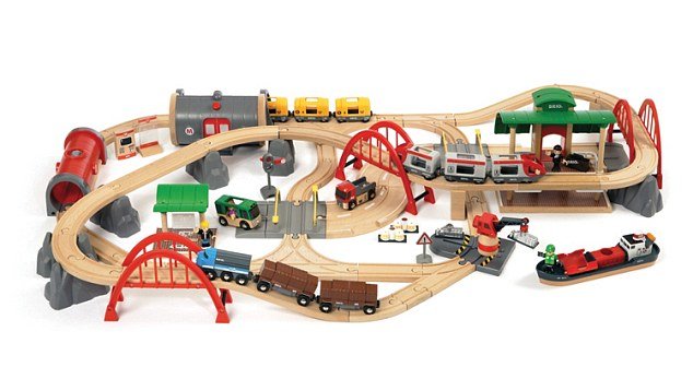 Τα δώρα του πρίγκιπα Τζορτζ: Εξωφρενικά ποσά για σκαλιστό αλογάκι και αυτοκινητάκια [εικόνες] | iefimerida.gr 1