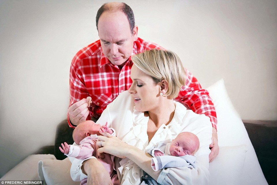 Ο πρίγκιπας Αλβέρτος του Μονακό φωτογραφίζεται με τα νεογέννητα δίδυμα μωρά του [εικόνες] | iefimerida.gr 0