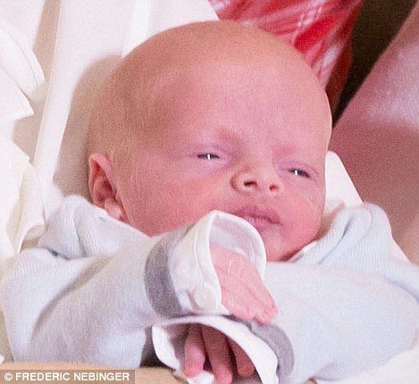 Ο πρίγκιπας Αλβέρτος του Μονακό φωτογραφίζεται με τα νεογέννητα δίδυμα μωρά του [εικόνες] | iefimerida.gr 7