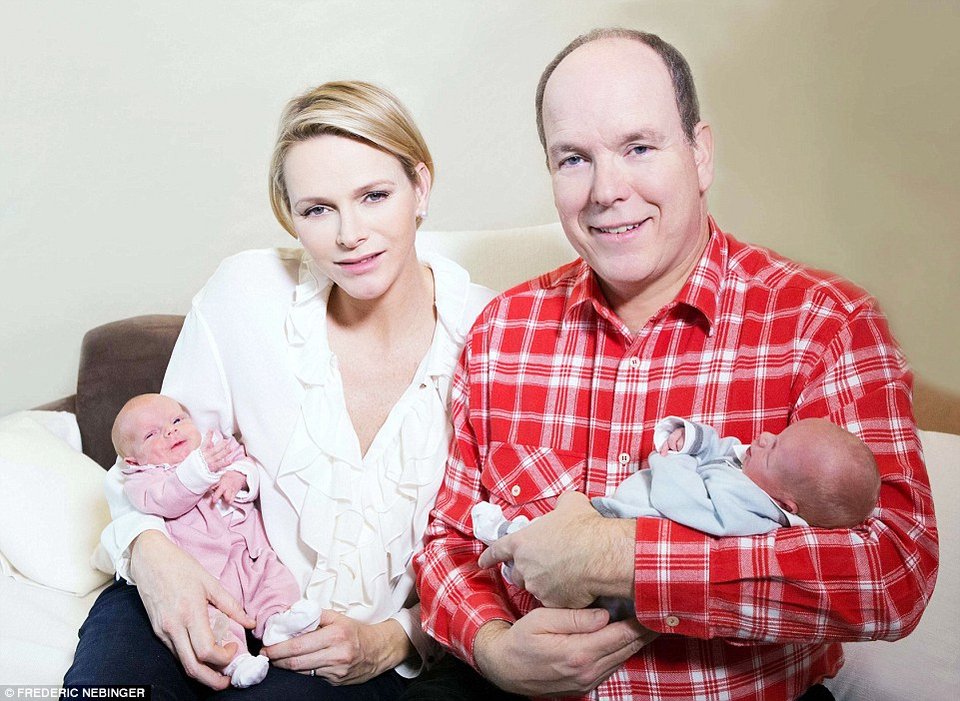 Ο πρίγκιπας Αλβέρτος του Μονακό φωτογραφίζεται με τα νεογέννητα δίδυμα μωρά του [εικόνες] | iefimerida.gr 1