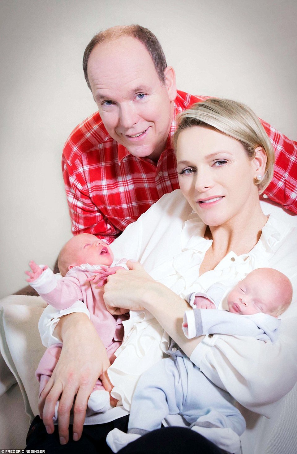 Ο πρίγκιπας Αλβέρτος του Μονακό φωτογραφίζεται με τα νεογέννητα δίδυμα μωρά του [εικόνες] | iefimerida.gr 4