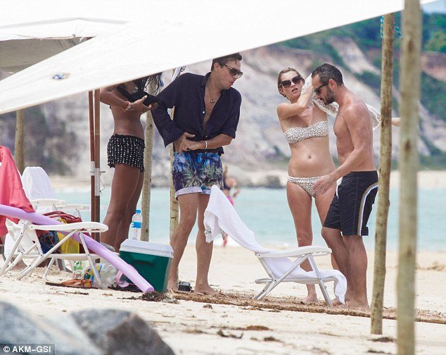 Κόλαση: Ναόμι Κάμπελ και Κέιτ Μος με μπραζίλιαν στη Βραζιλία [εικόνες] | iefimerida.gr 13