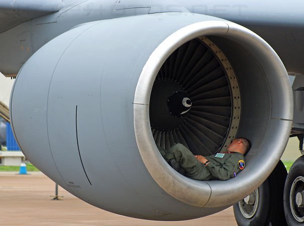 Οσα απίστευτα κάνουν οι στρατιώτες όταν δεν τους βλέπουν οι αξιωματικοί -Υπνος σε τουρμπίνες αεροπλάνων, μπάνιο σε φουσκωτές πισίνες [εικόνες] | iefimerida.gr 14