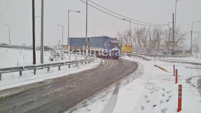 Σε κλοιό χιονιά η χώρα -Εγκλωβισμένοι οδηγοί | iefimerida.gr 0