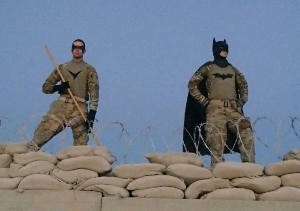 Οσα απίστευτα κάνουν οι στρατιώτες όταν δεν τους βλέπουν οι αξιωματικοί -Υπνος σε τουρμπίνες αεροπλάνων, μπάνιο σε φουσκωτές πισίνες [εικόνες] | iefimerida.gr 0