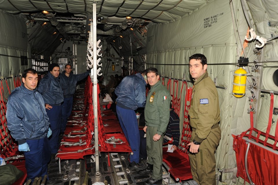Στην Ελευσίνα το C-130 με 43 διασωθέντες του Norman Atlantic [εικόνες & βίντεο] | iefimerida.gr 0