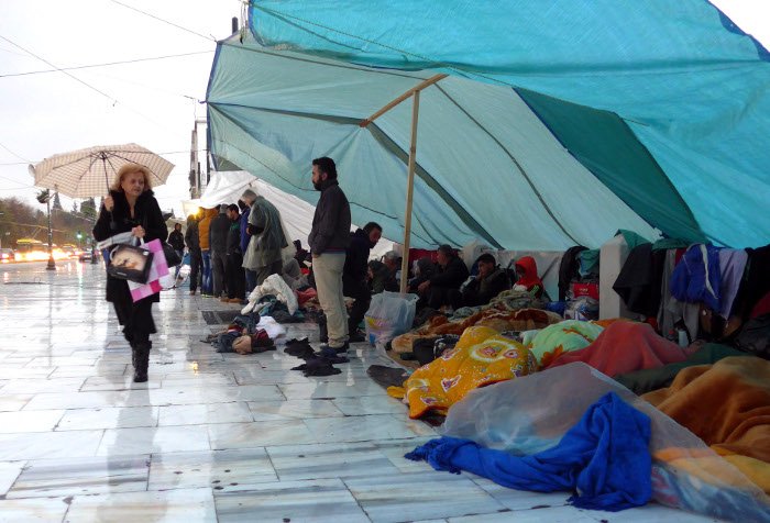 Η βροχή έδιωξε τον Μιχελογιαννάκη -Αφησε την απεργία πείνας και πήγε για καφέ [εικόνες] | iefimerida.gr 3