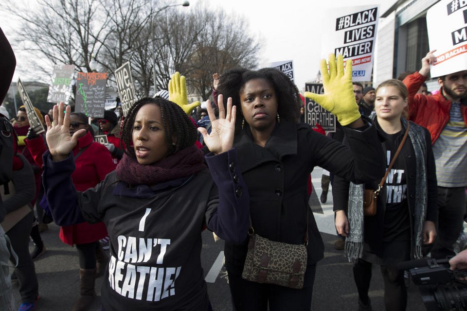 Χιλιάδες Αμερικανοί στους δρόμους με τα χέρια ψηλά -Κατά της ρατσιστικής αστυνομικής βίας [εικόνες] | iefimerida.gr 5