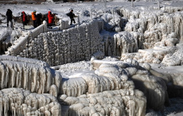 Απίστευτο θέαμα: Πάγωσε καταρράκτης στον Κίτρινο Ποταμό της Κίνας [εικόνες & βίντεο] | iefimerida.gr 4