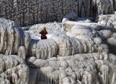 Απίστευτο θέαμα: Πάγωσε καταρράκτης στον Κίτρινο Ποταμό της Κίνας [εικόνες & βίντεο] | iefimerida.gr 3