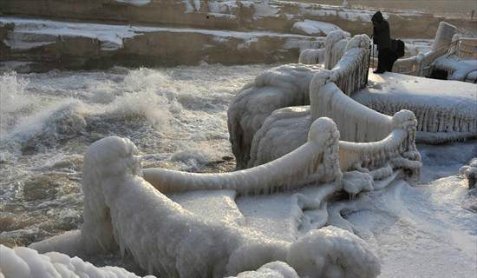 Απίστευτο θέαμα: Πάγωσε καταρράκτης στον Κίτρινο Ποταμό της Κίνας [εικόνες & βίντεο] | iefimerida.gr 2