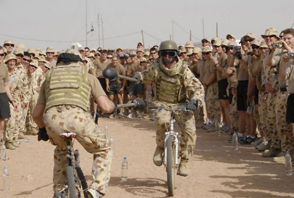 Οσα απίστευτα κάνουν οι στρατιώτες όταν δεν τους βλέπουν οι αξιωματικοί -Υπνος σε τουρμπίνες αεροπλάνων, μπάνιο σε φουσκωτές πισίνες [εικόνες] | iefimerida.gr 10