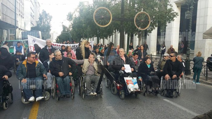 Ενταση μεταξύ ΑμεΑ και ΜΑΤ έξω από το ΥΠΟΙΚ [εικόνες] | iefimerida.gr 0