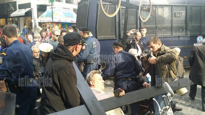 Ενταση μεταξύ ΑμεΑ και ΜΑΤ έξω από το ΥΠΟΙΚ [εικόνες] | iefimerida.gr 1