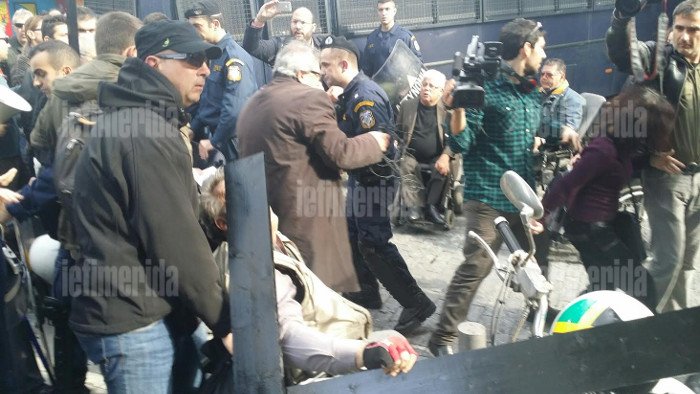 Ενταση μεταξύ ΑμεΑ και ΜΑΤ έξω από το ΥΠΟΙΚ [εικόνες] | iefimerida.gr 2