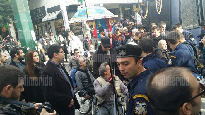 Ενταση μεταξύ ΑμεΑ και ΜΑΤ έξω από το ΥΠΟΙΚ [εικόνες] | iefimerida.gr 3