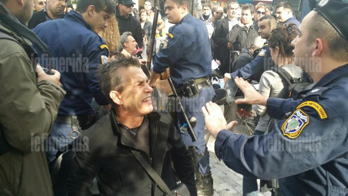 Ενταση μεταξύ ΑμεΑ και ΜΑΤ έξω από το ΥΠΟΙΚ [εικόνες] | iefimerida.gr 4