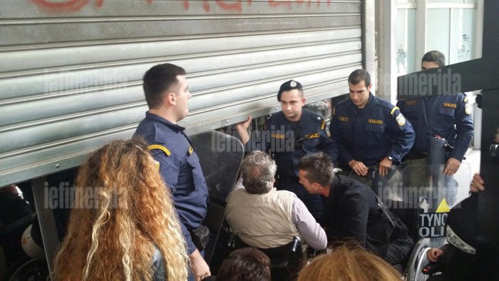 Ενταση μεταξύ ΑμεΑ και ΜΑΤ έξω από το ΥΠΟΙΚ [εικόνες] | iefimerida.gr 5