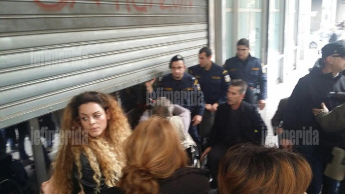 Ενταση μεταξύ ΑμεΑ και ΜΑΤ έξω από το ΥΠΟΙΚ [εικόνες] | iefimerida.gr 6